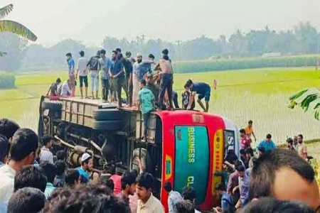 ইবির বাস উল্টে পড়ে গেল ধানখেতে, আহত ২০   